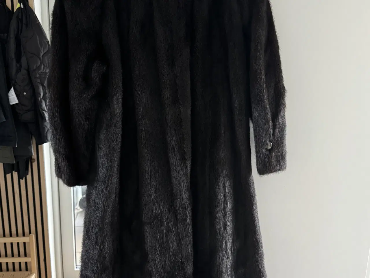 Billede 2 - Sort pels frakke med hue og halsedisse