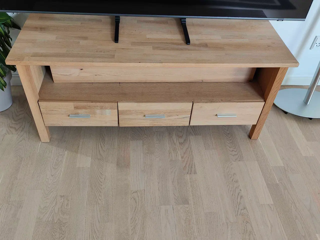 Billede 3 - Tv bord i egetræ 