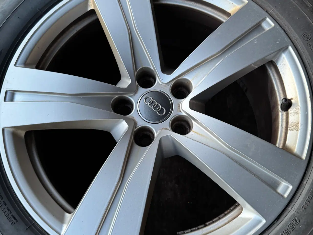Billede 1 - Audi original fælge med vinterdæk-gode dækmønster