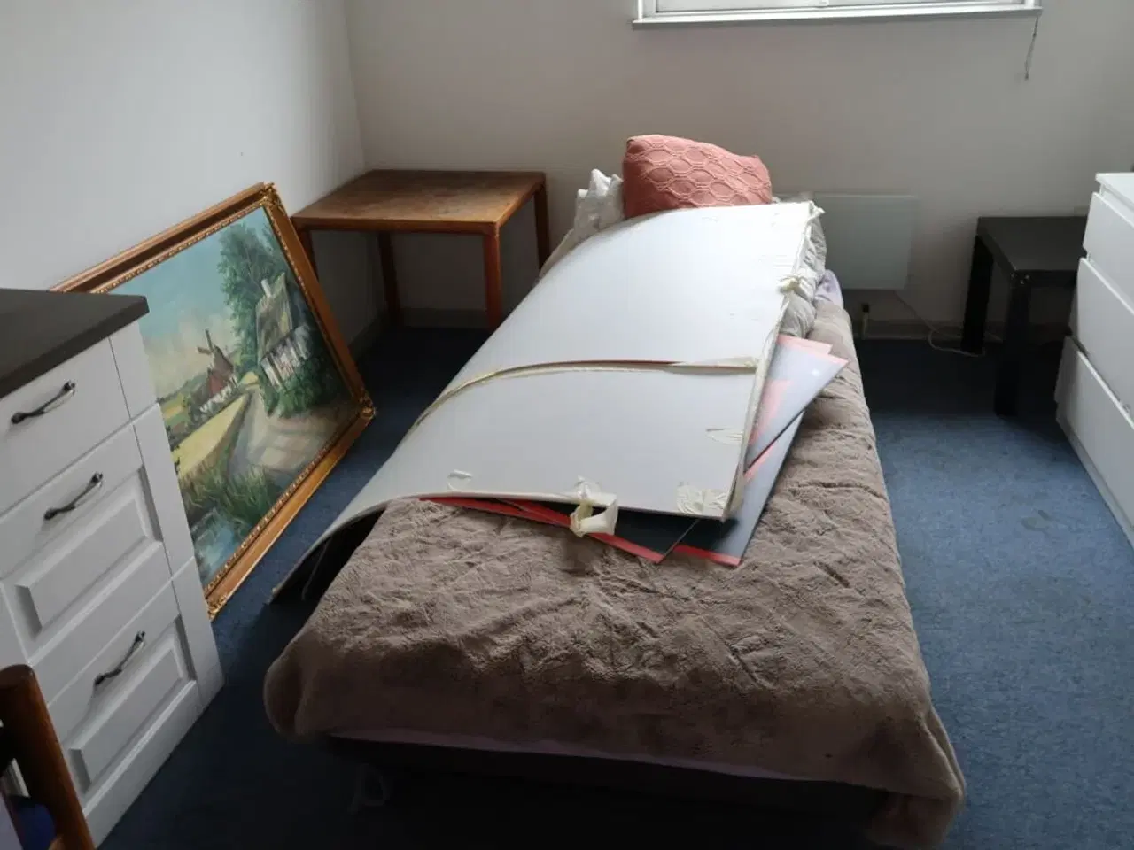 Billede 1 - Rum med indhold bl.a. seng, div. Skabe, maleri, vægure m.m.