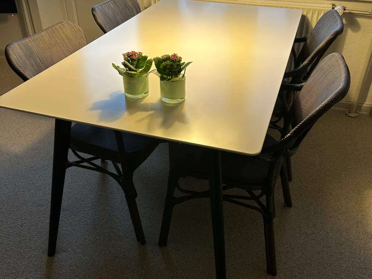 Billede 1 - Spisebord med hvid plade og sorte træben