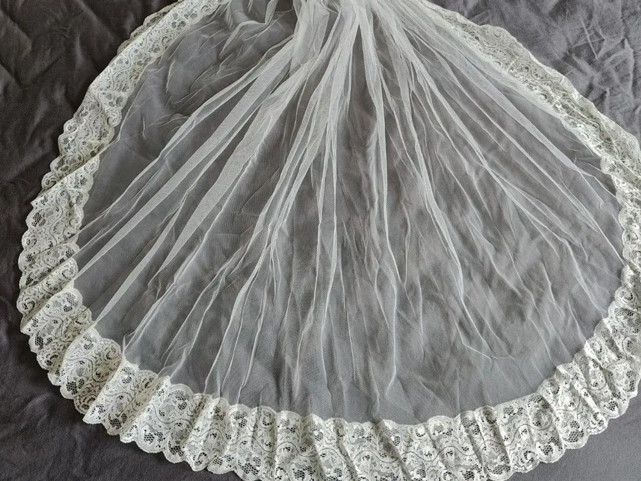 Billede 7 - Brudekjole med blonder og slæb.