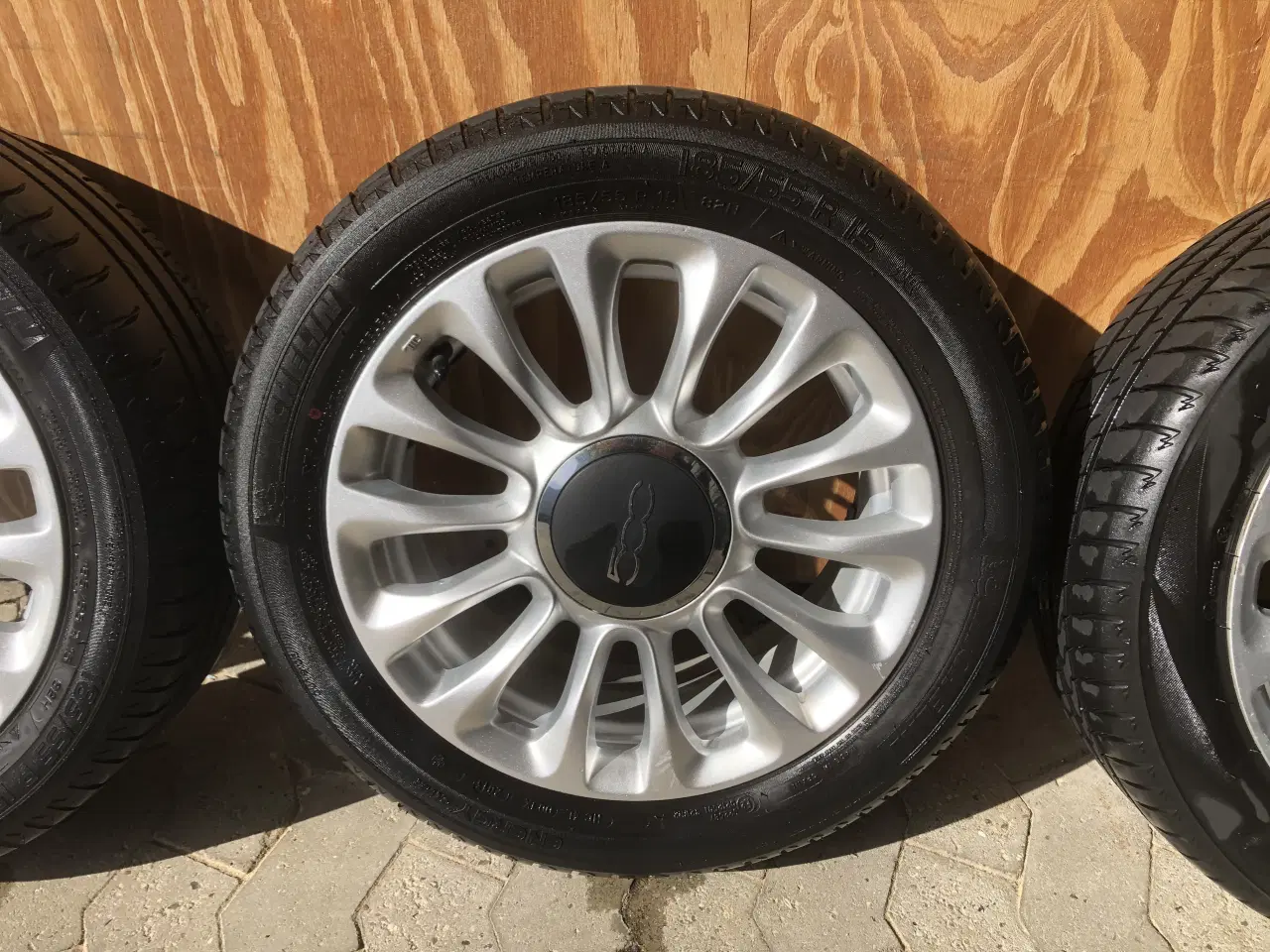 Billede 2 - Fiat 500 Lounge fælge sommerdæk