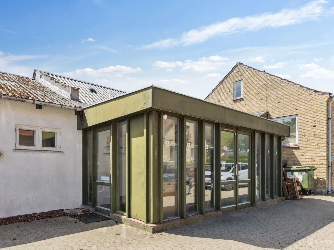 Billede 5 - 3 lejemål til lager. showroom, behandling, kontor m.m. Biladgang til lager –Skiltemulighed mod Grønnevej