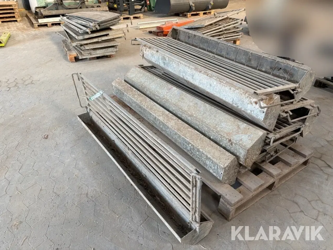 Billede 1 - Fodertrug og Inventar til svin