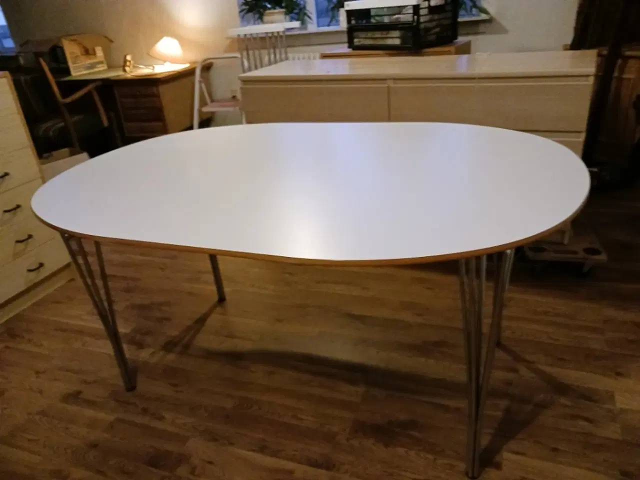 Billede 1 - Spisebord elipseformet 250 kr