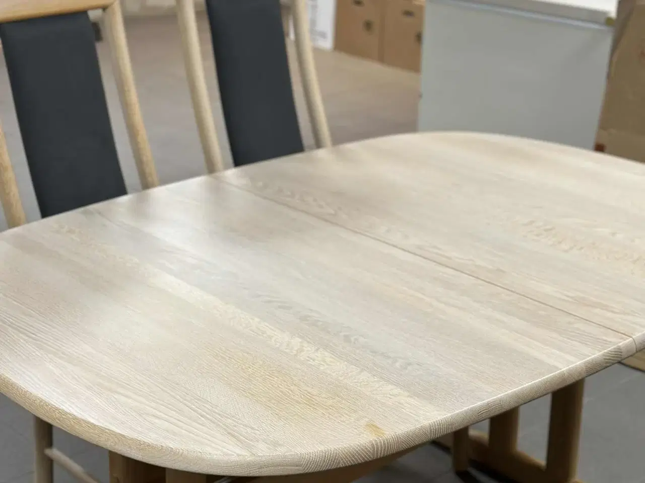 Billede 1 - Spisebord med fire stole sælges.