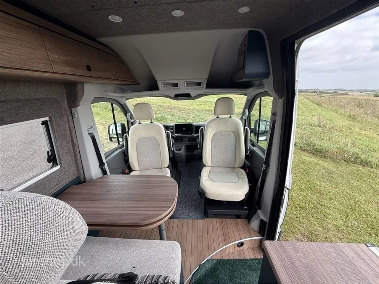 Billede 13 - 2025 - Eriba Car 600 Deep Ocean Blue Aut   Eksklusiv Campervan med automatgear og træk fra Hinshøj Caravan.