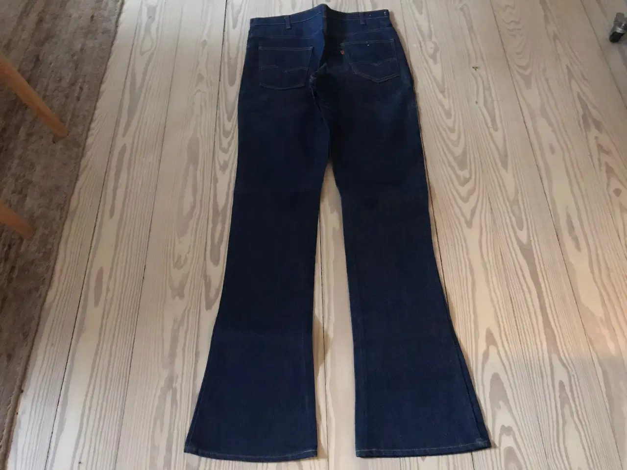 Billede 2 - Meget lange Levis jeans 130cm