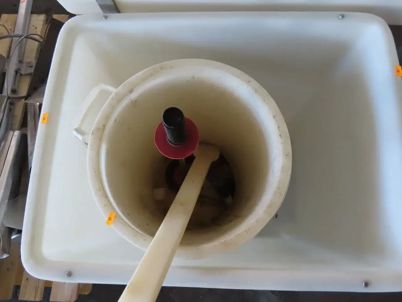 Billede 3 - Plastkar inkl. Indhold.