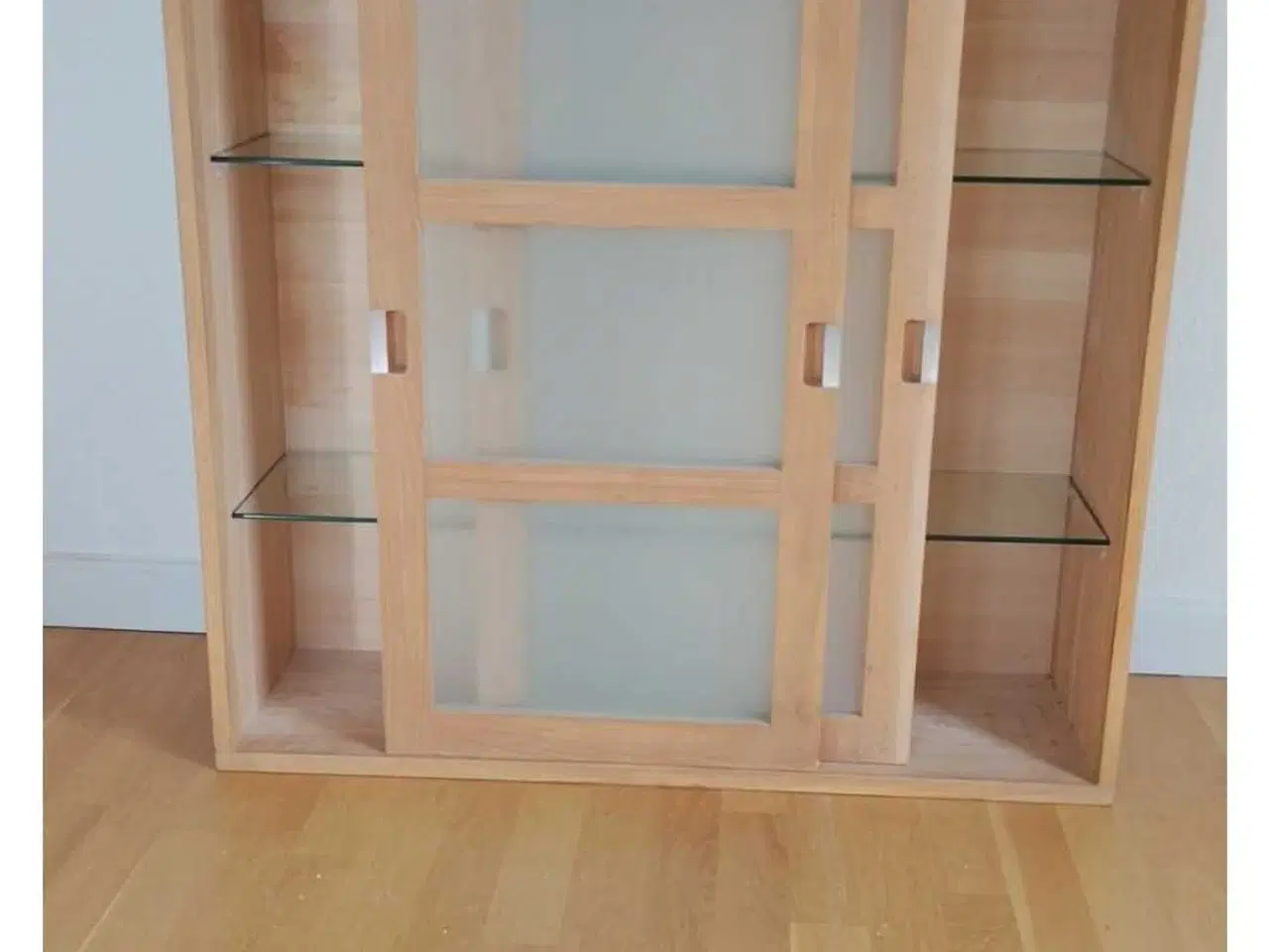Billede 1 - Pænt og velholdt vitrineskab til ophæng sælges 