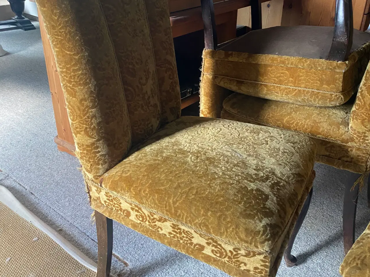 Billede 4 - Antikt spisebord med 4 polstrede stole 