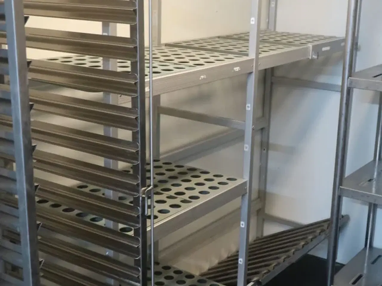 Billede 2 - Reoler og bakkevogne fra kølerum