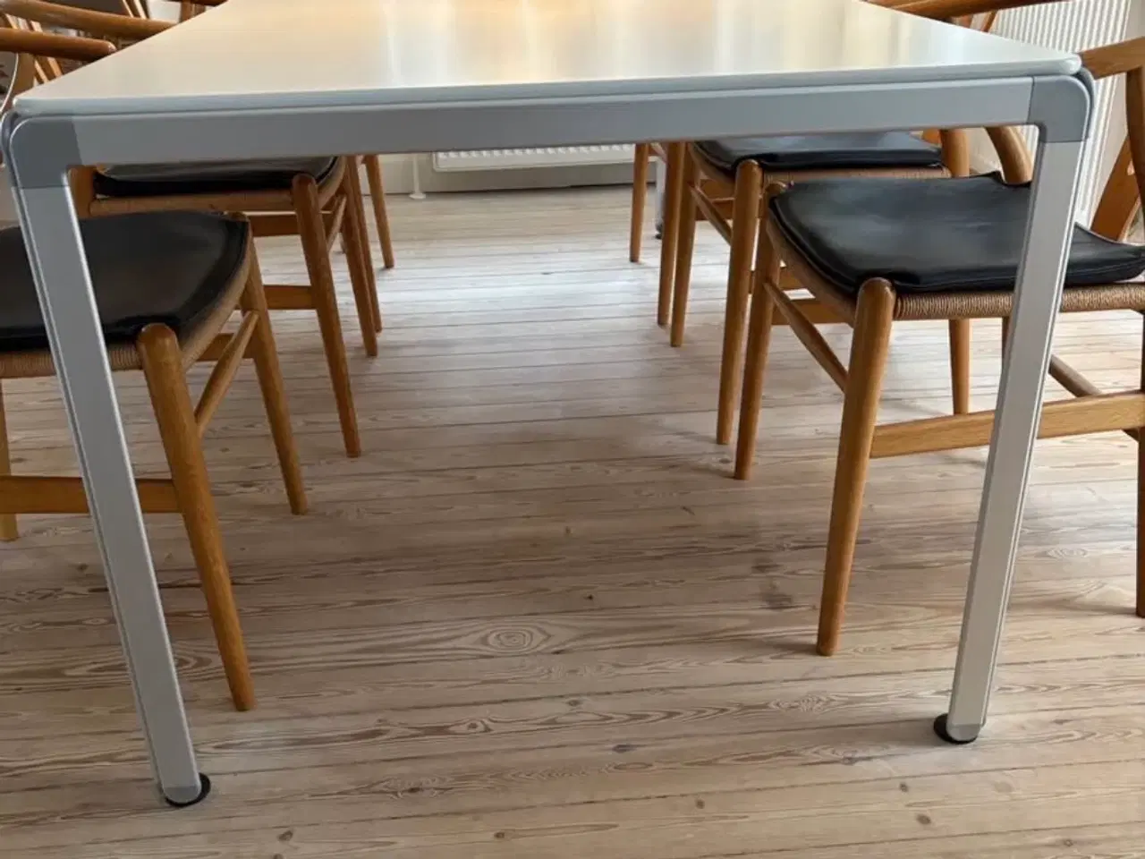 Billede 1 - Montana spisebord designet af Arne Jacobsen