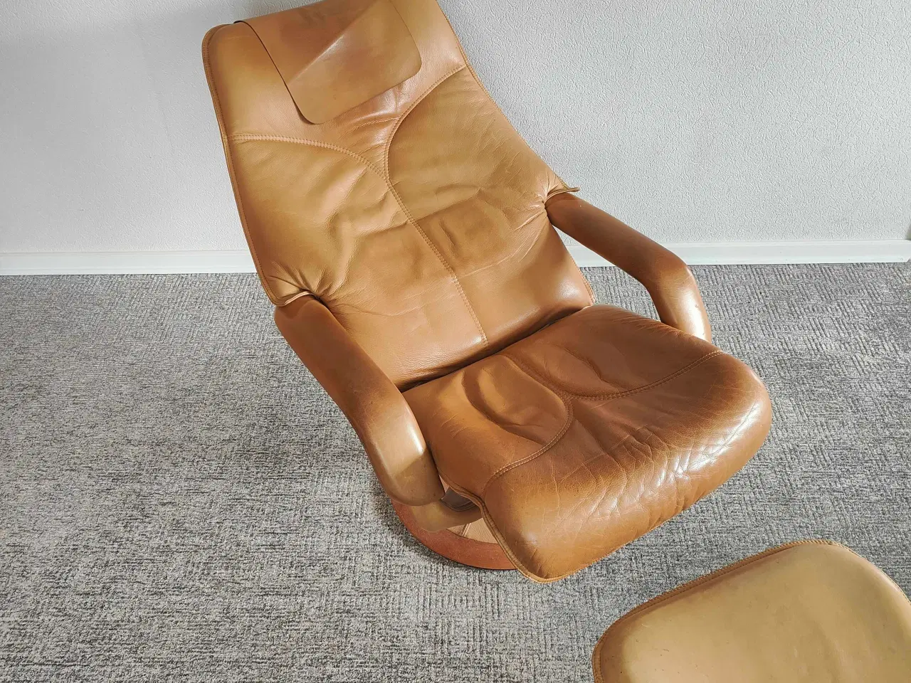 Billede 6 - Lænestol i cognac farvet læder med fodskammel 