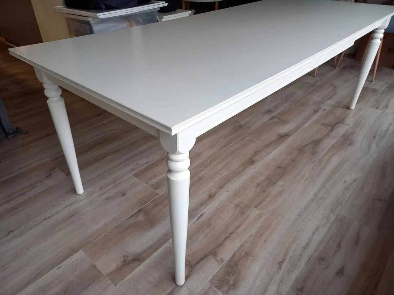 Billede 5 - Hvidt Spisebord med en tillægsplade 