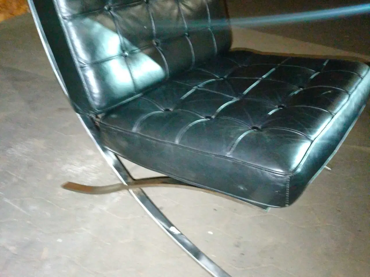 Billede 2 - Lænestol og skammel i sort læder