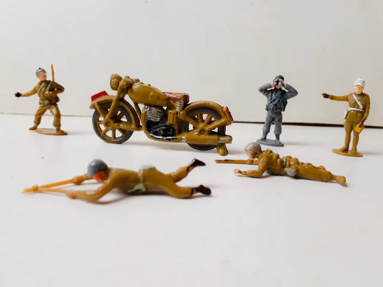 Billede 1 - 6 Reisler Militær Figurer 