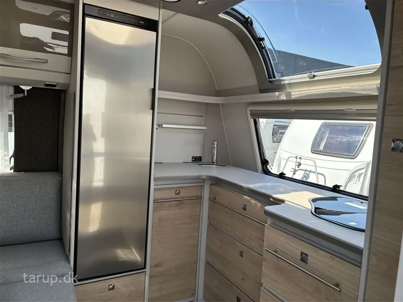 Billede 12 - 2021 - Dethleffs Nomad 490 BLF Mover, Thule markise, dobbeltsengsvogn, side-siddegruppe, frontkøkken, 3-trins el-gulv-varme, stort 142 l . køleskab med fryser