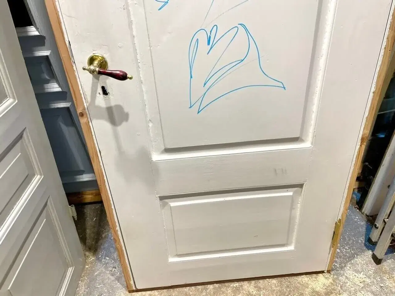 Billede 4 - Lav, klassisk bondehusdør m. nyere karm