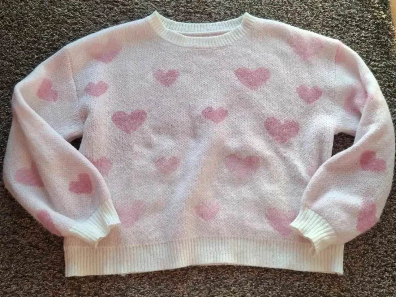 Billede 2 - Hvid sweater med lyserøde hjerter str.L