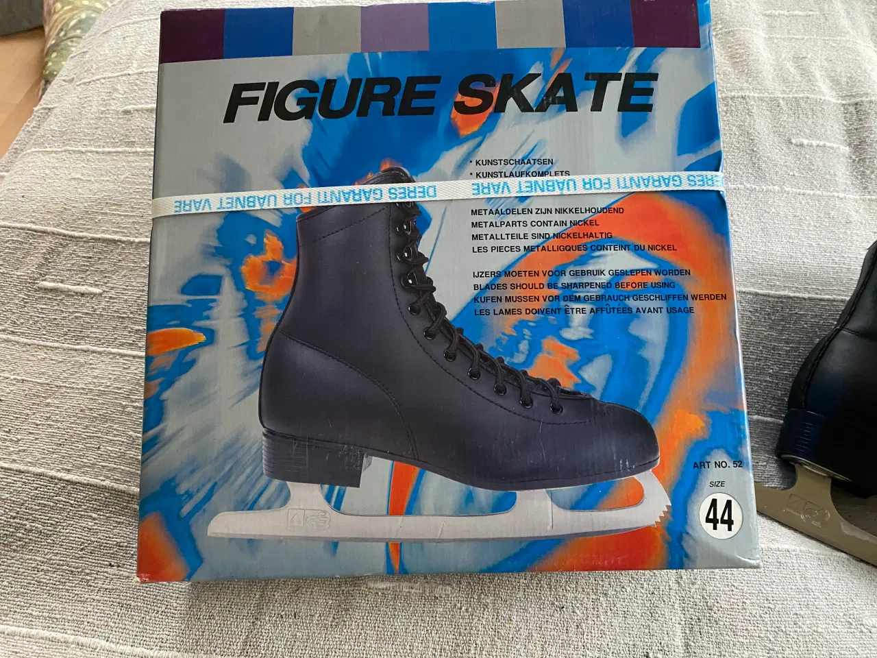 Billede 2 - Sort kunstskøjte str. 44