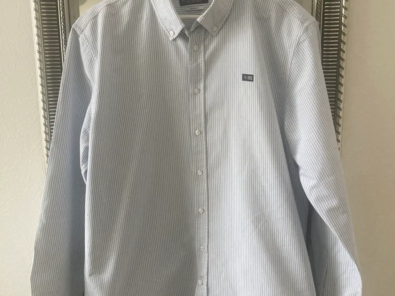 Billede 2 - Blå- og hvidstribet herreskjorte str XL