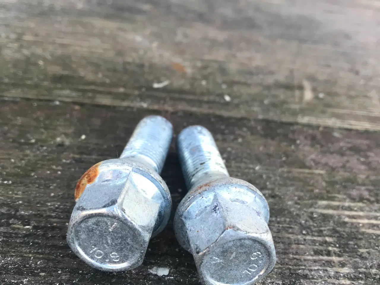 Billede 1 - Gratis 2 Hjulbolte 10.9 til Bil Dæk