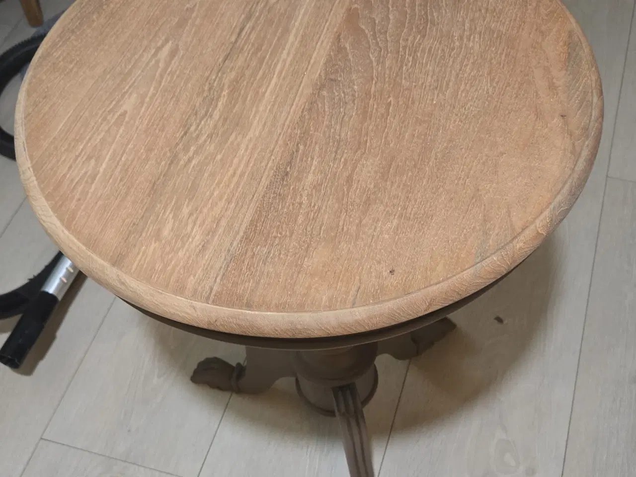 Billede 4 - Smukt lille bord med nyslebet egetræs bordplade