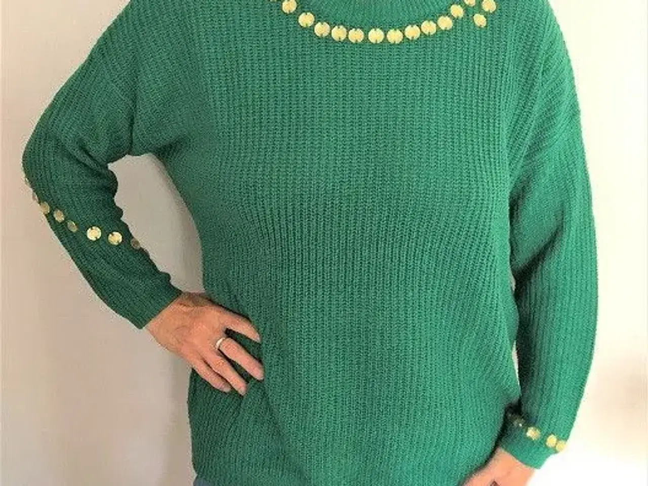 Billede 1 - SKØN, GRØN SWEATER. Årets farve