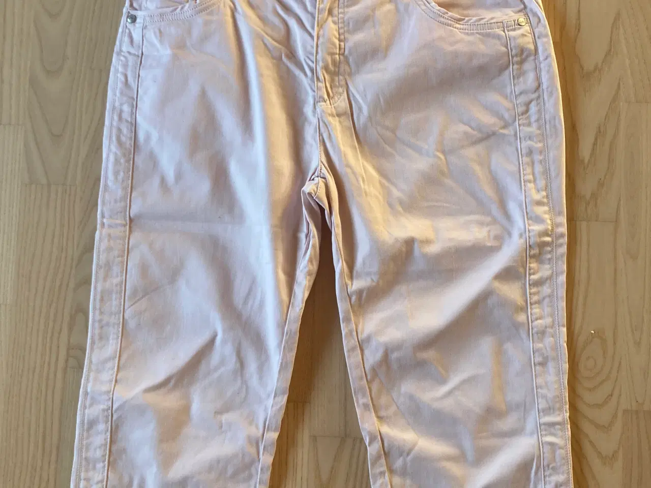 Billede 2 - Rosa-farvede Capri-shorts (3/4 lange) str 44