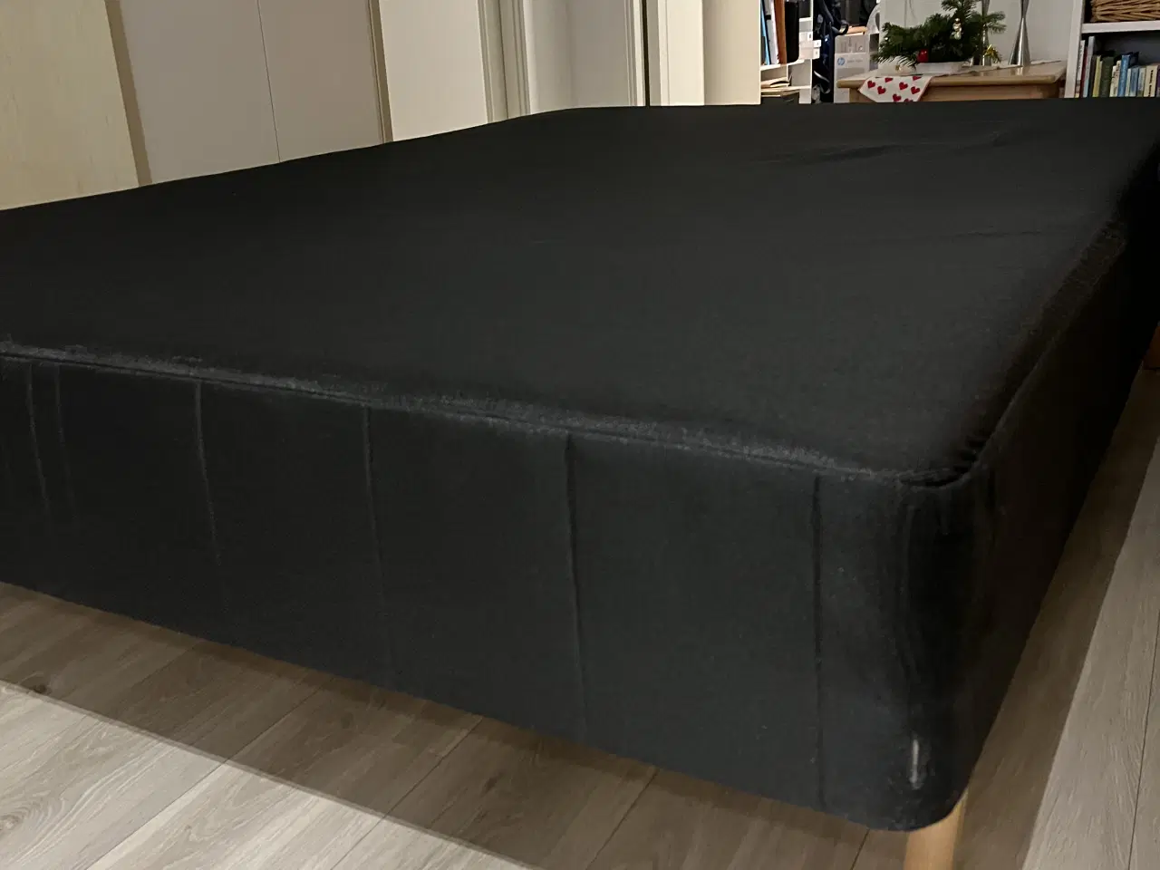 Billede 2 - Boks seng m/4 ben og topmadras