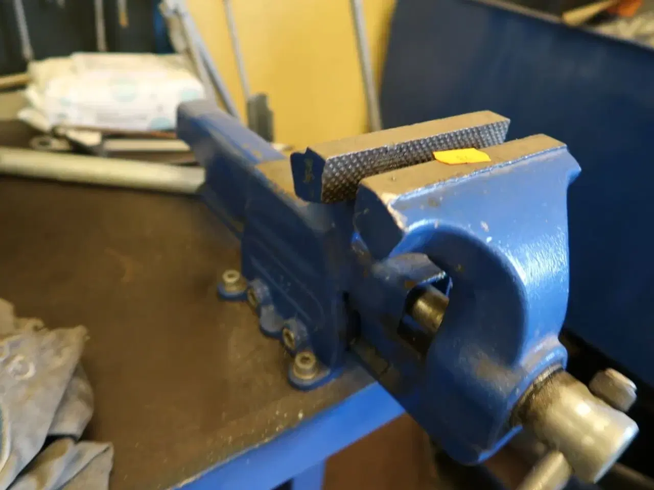 Billede 5 - Arbejdsbord med skruestik samt værktøjstavle med div. Værktøj