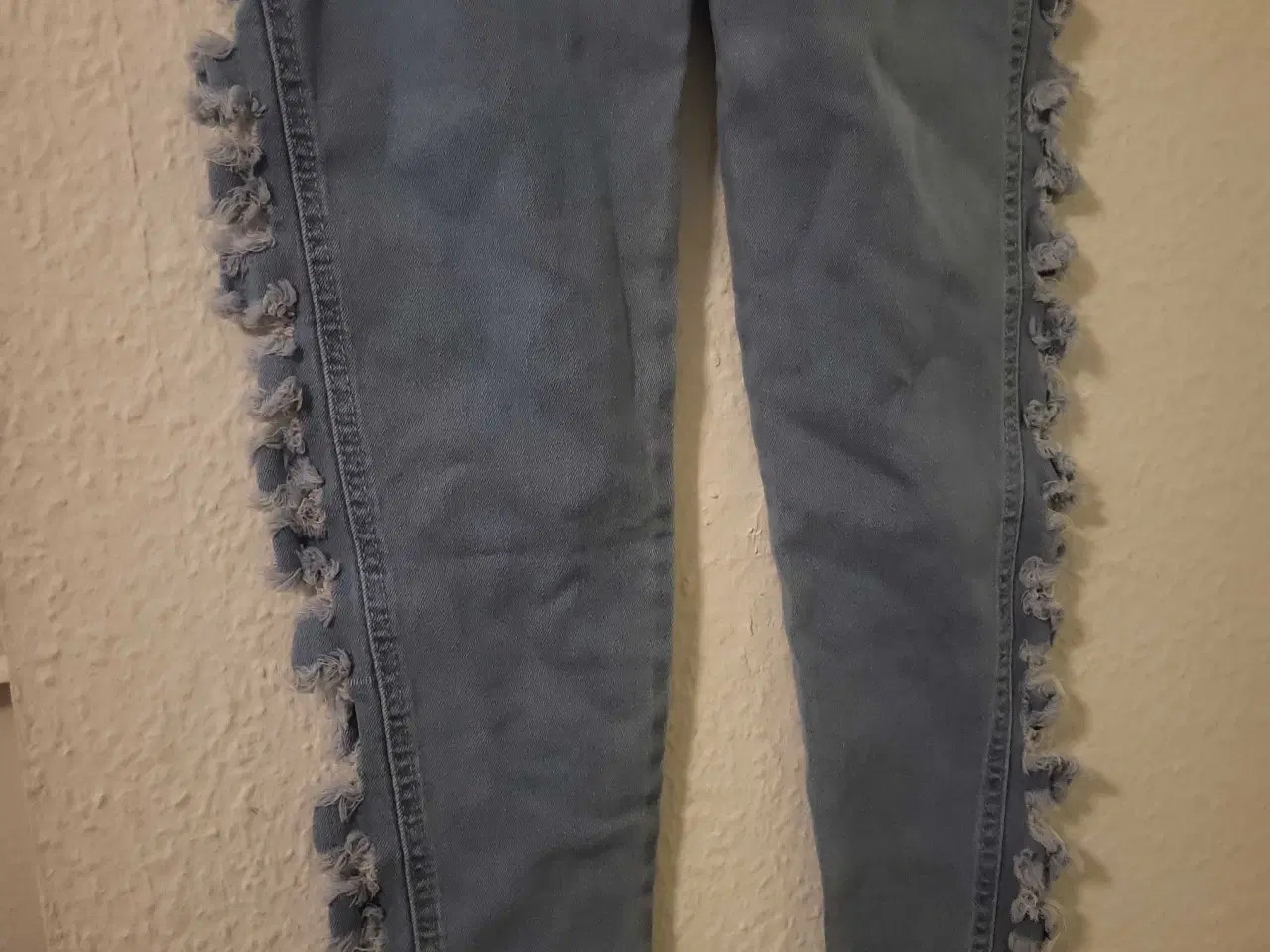 Billede 11 - Mellemblå Cowboybukser Med Huller I Siden 