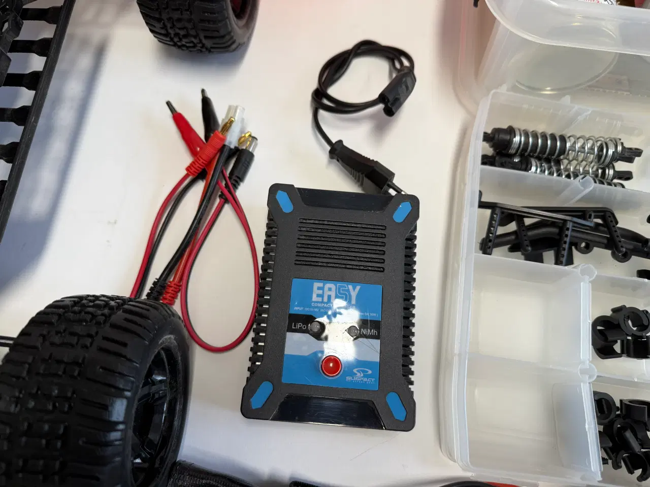 Billede 10 - RC sæt med 2 fjernstyrede 4X4 offroad biler m.v.