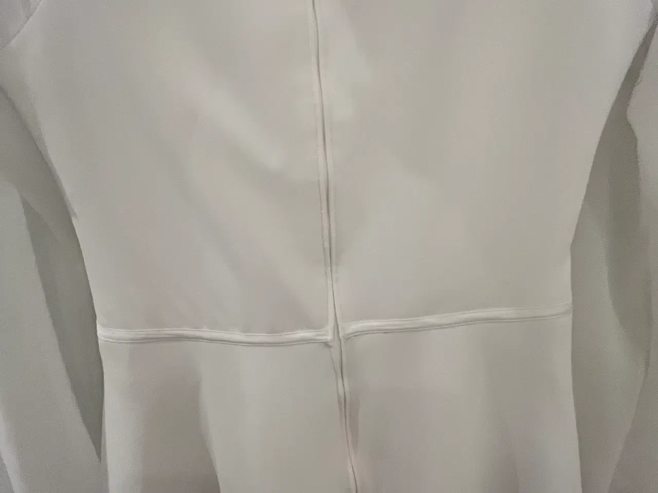 Billede 8 - Meget velholdt konfirmationskjole fra Lilly