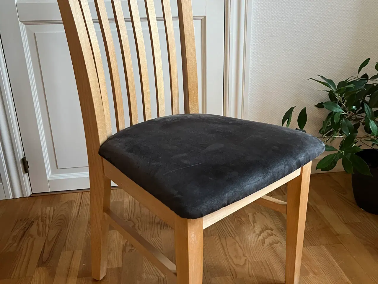 Billede 4 - Spisebord med 6 stole i bøgetræ.