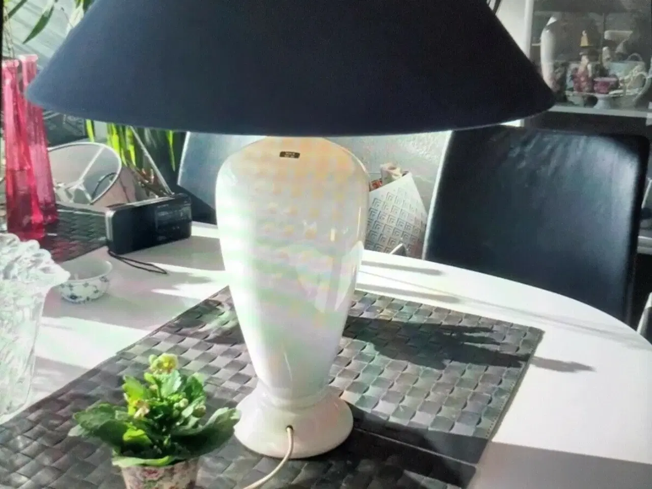Billede 1 - Smuk Hvid Glaslampe med flot Blå skærm 57 cm