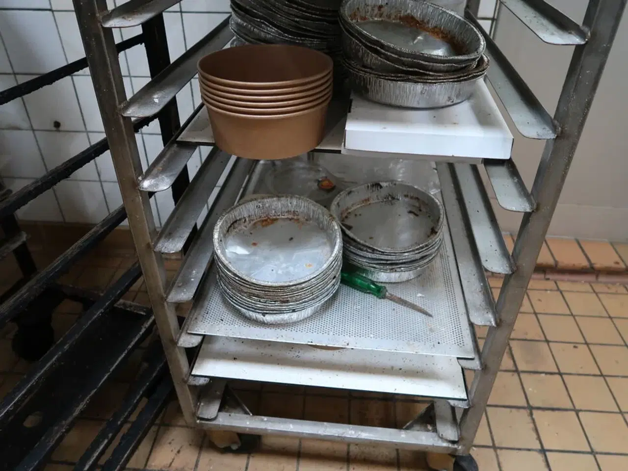 Billede 5 - 2 stk. stikvogne med div. Bageplader og forme