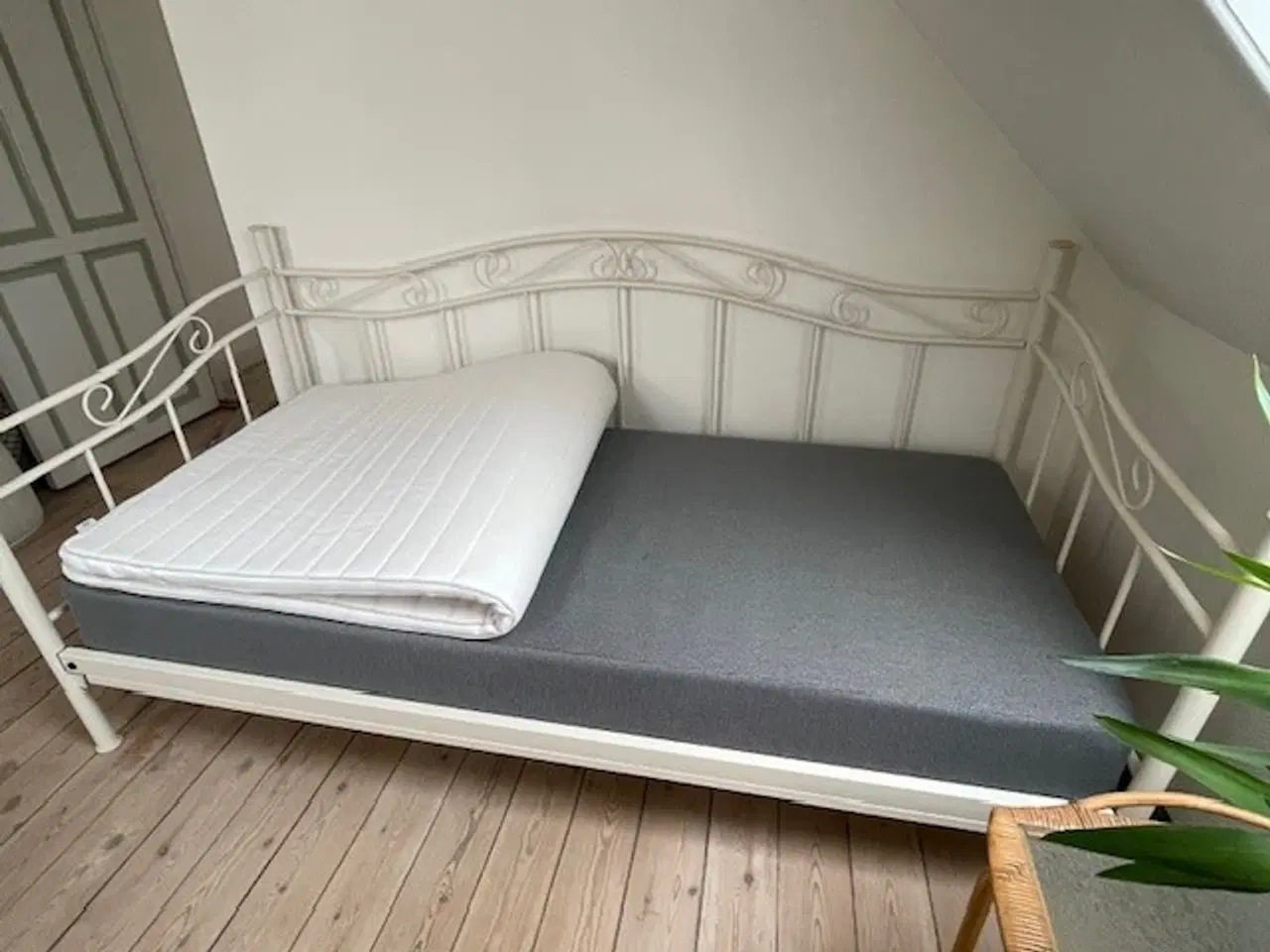 Billede 1 - Flot jernseng med ny springmadras og rullemadras