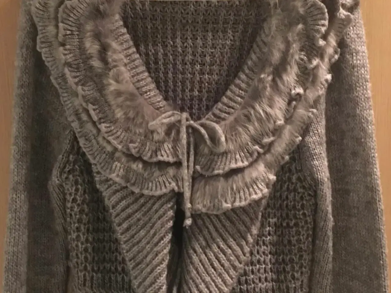 Billede 9 - Lang grå cardigan med flot pelskrave