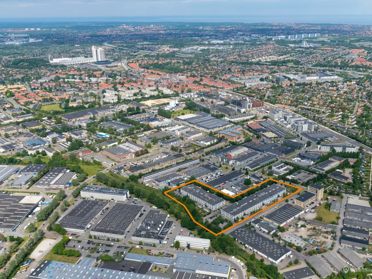 Billede 14 - Regulært lagerlokale med port. højt til loftet og mulighed for etablering af kontor