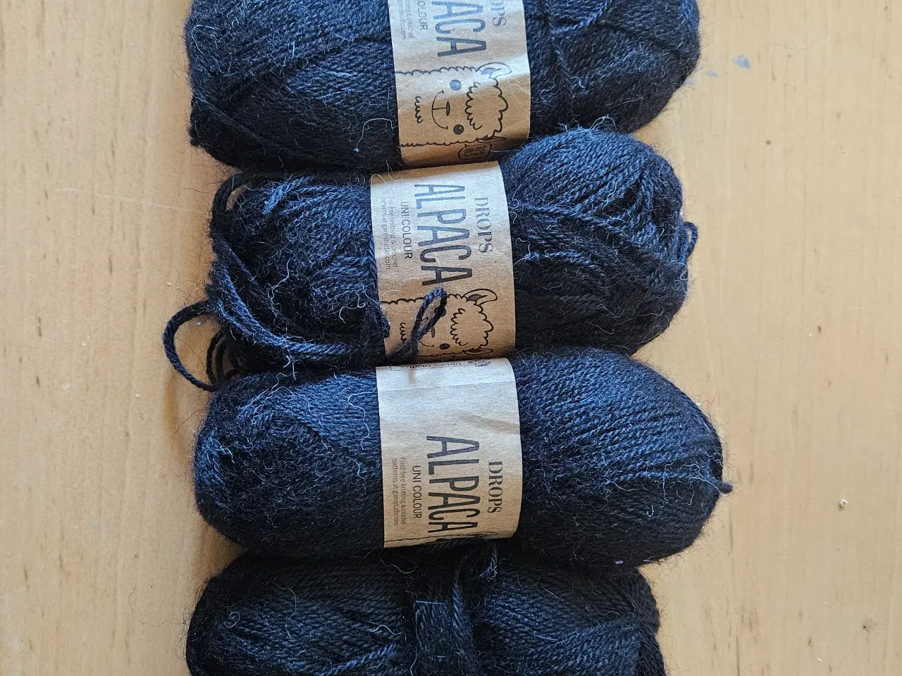 Billede 1 - Drops Alpaca, lækkert blødt garn i sort