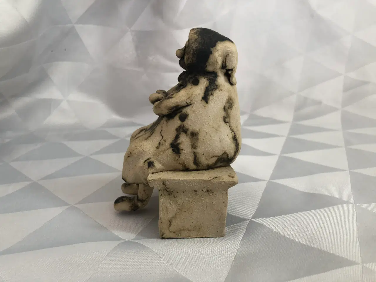 Billede 7 - Keramik figur dame på bænk, Kirsten Hørsman