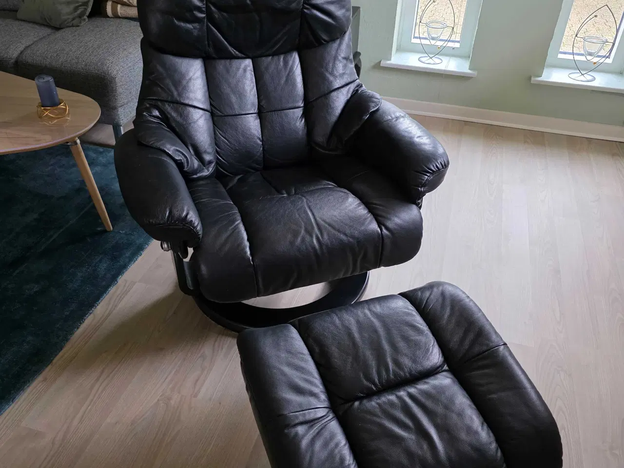 Billede 1 - Lækker sort læderstol med drej og vip sælges