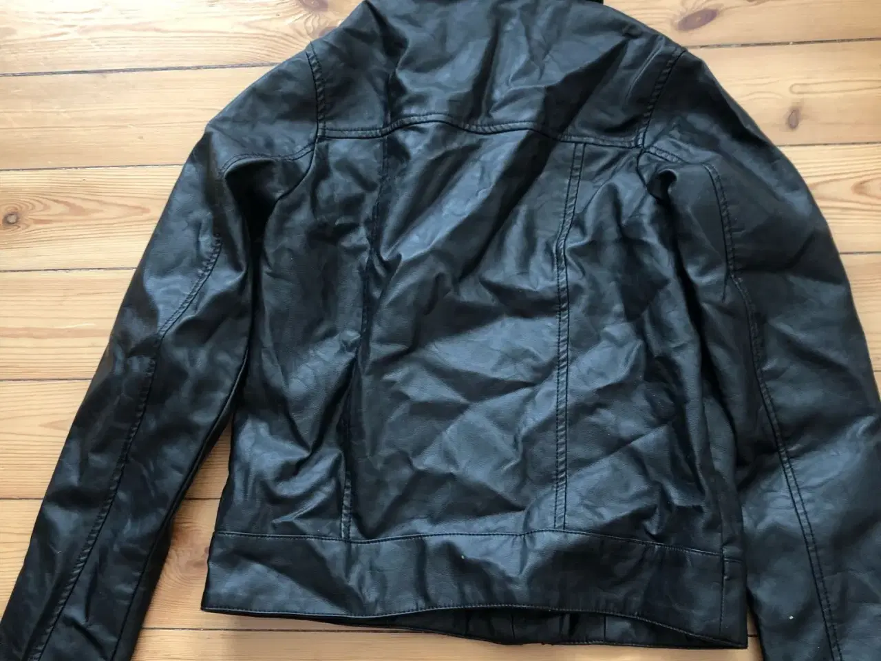 Billede 2 - Læderjakke str 140 i god stand