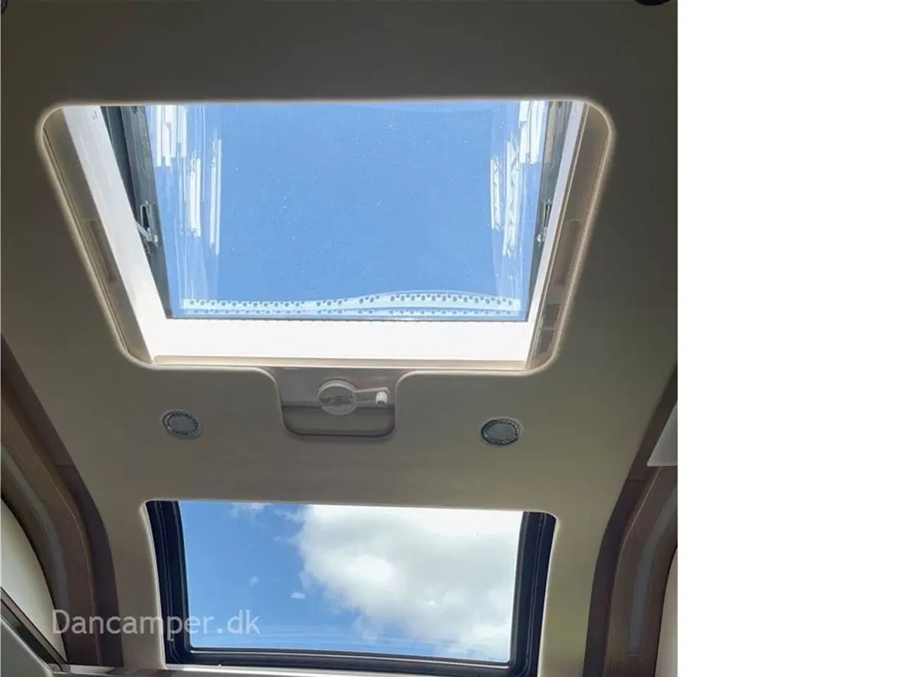 Billede 32 - 2024 - Carthago van 640 LE GT   MESSEPRIS kr. 1.099.900,- SPAR kr. 156.630,- Topmodel - enkeltsenge, Ko-øje-vinduer i bag, 9-trins automatgear, skiltegenkendelse, fjernlysassistent, navigation, Pioneer mediacenter, m.m.m.