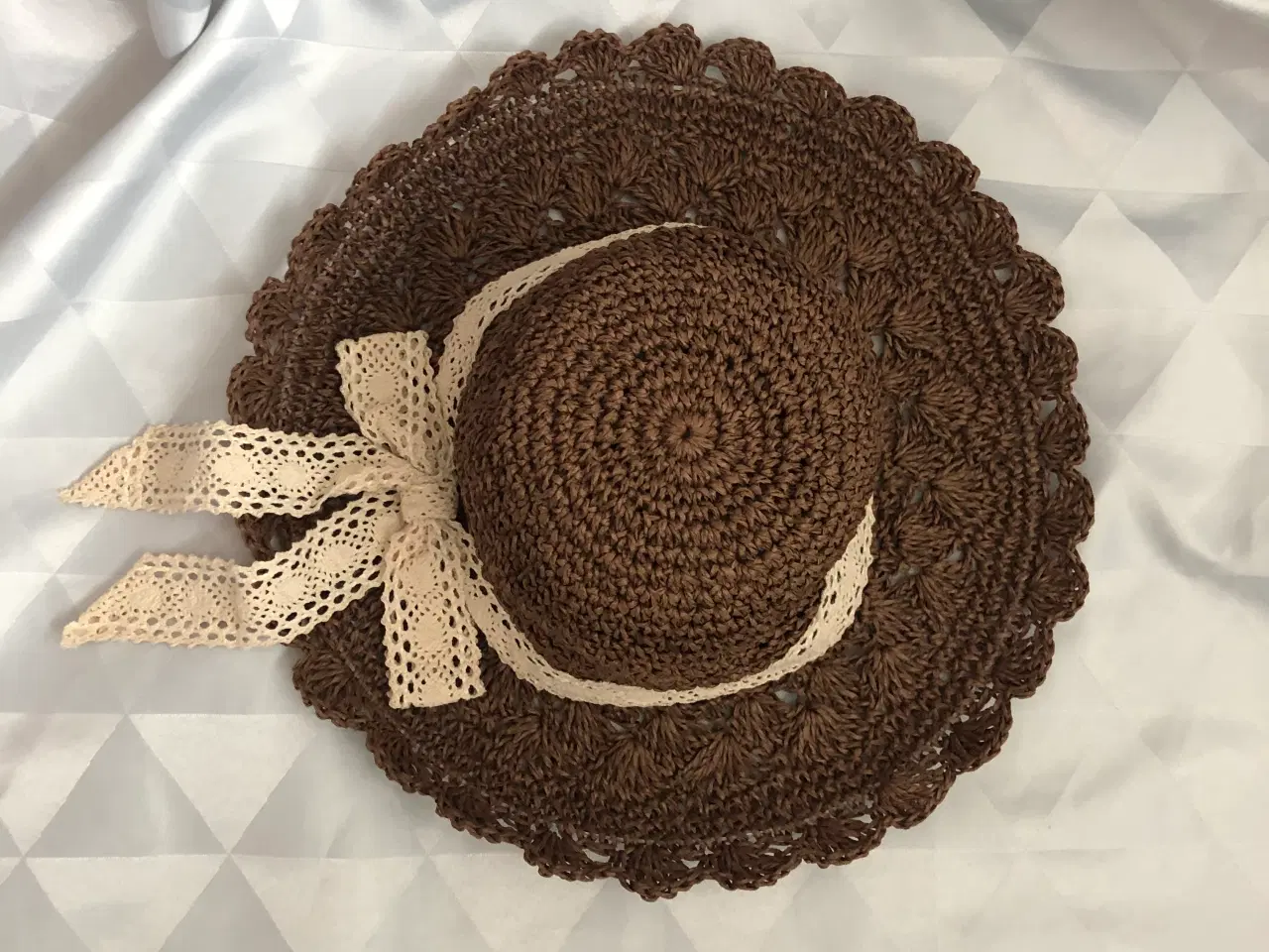 Billede 2 - Sommerhat i brun og med beige kantbånd 
