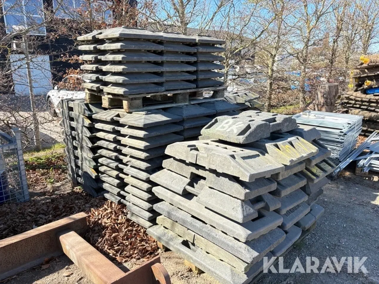 Billede 2 - Skiltefødder Nissen K1 og Klemfix 120 styk assorteret