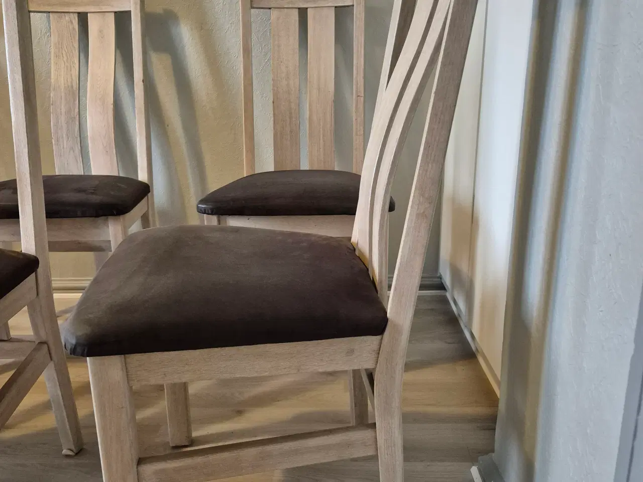 Billede 3 - 10 stk egetræs stole med robust mørkegrå betræk 